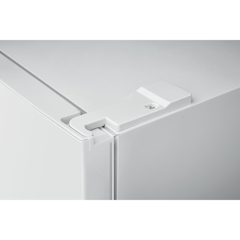  Frigidaire 24-inch, 11.6 cu. ft. Top Freezer Refrigerator FFET1222UW IMAGE 5